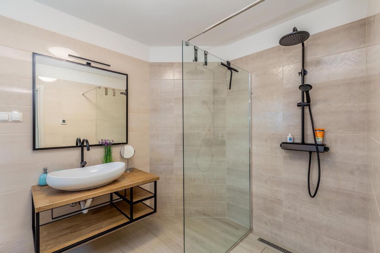 Villa Lio With Private Pool Linardići エクステリア 写真