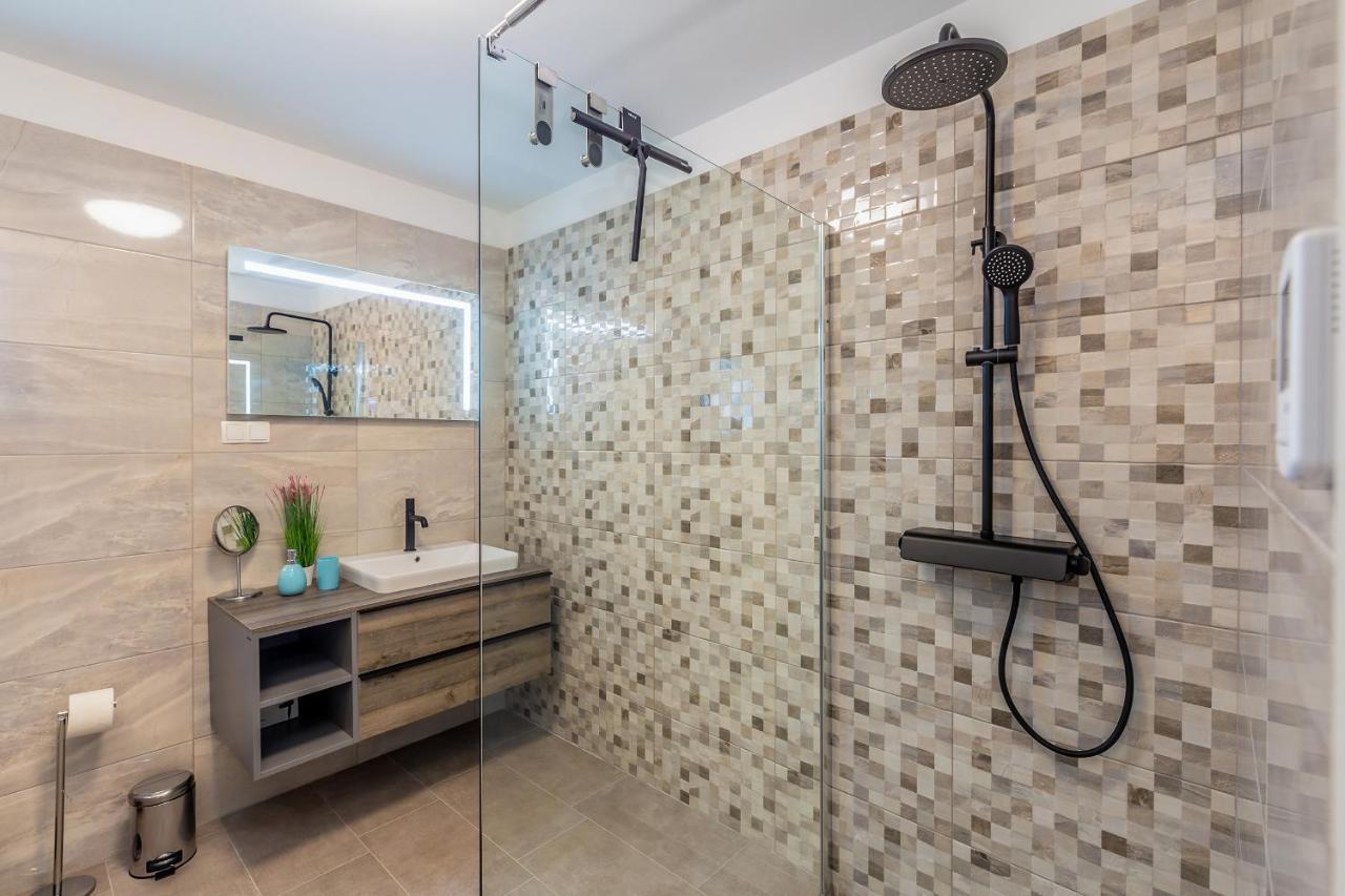 Villa Lio With Private Pool Linardići エクステリア 写真